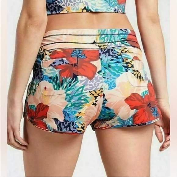 NWOT Athleta Surge Printed Short Extra Large XL Blue/Red/Coral - Picture 3 of 10